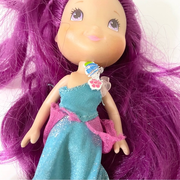 Hasbro Strawberry Shortcake Plum Pudding Berry 6" Doll - Picture 5 of 13